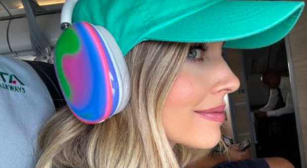 La nota influencer, Chiara Ferragni posta un selfie in aereo, poi, l'indovinello ai fan: «Dove sto andando?»