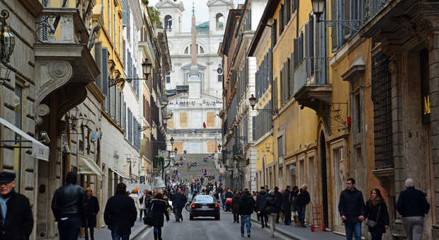 Roma, shopping sfrenato nelle vie del lusso: ma le carte di credito erano tutte clonate