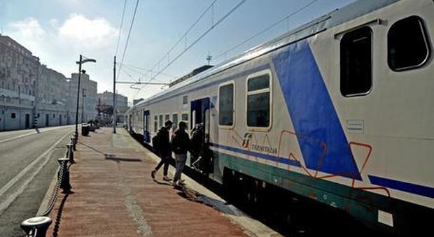 Pistoia, rapina una ragazza sul treno: rom inseguito tra i vagoni e bloccato dai passeggeri