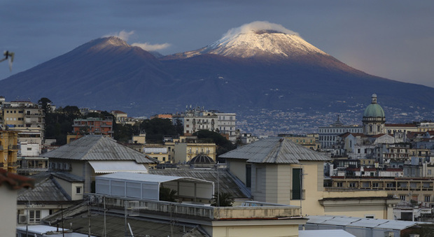 Neve a bassa quota su tutta la Campania: lo spettacolo del Vesuvio imbiancato