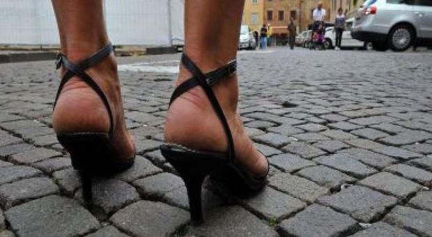 Roma, Raggi: «Cadere sui sampietrini? Non indossate i tacchi a spillo»