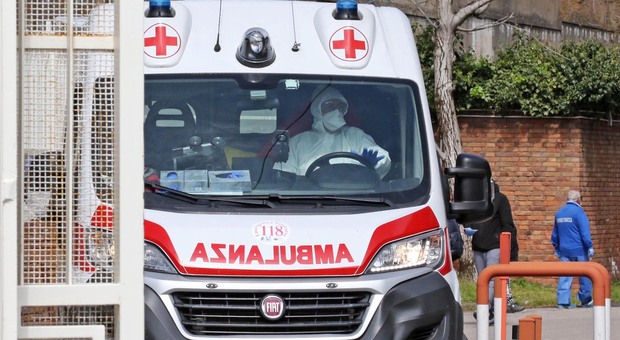 Covid a Napoli: assalto al Cotugno, file di ambulanze con pazienti positivi in attesa del posto letto