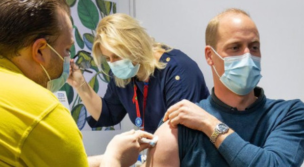 Il principe William si vaccina contro il Covid (e pubblica la foto): «Grazie per quello che fate»
