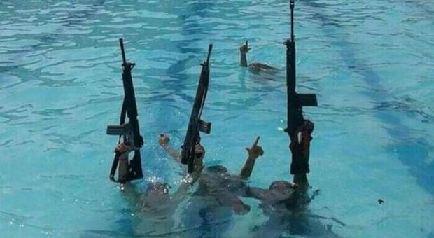 Brasile, gruppo di narcotrafficanti invade la piscina delle Olimpiadi 2016 e si fa fotografare