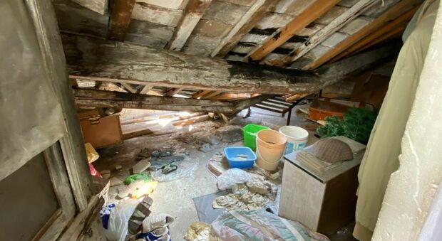 Crolla una parte del tetto di una casa: evacuate due persone