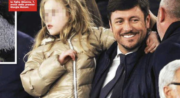 Andrea Giambruno dolce papà, con la figlia Ginevra allo Stadio Olimpico: dietro di loro anche la mamma di Giorgia Meloni