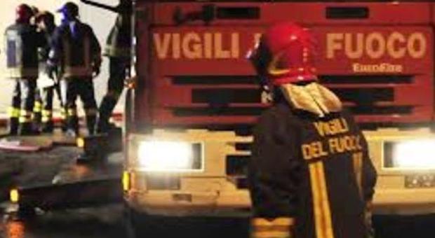 Roghi nella notte a Fano e a San Lorenzo Incendiati un camion e un canneto