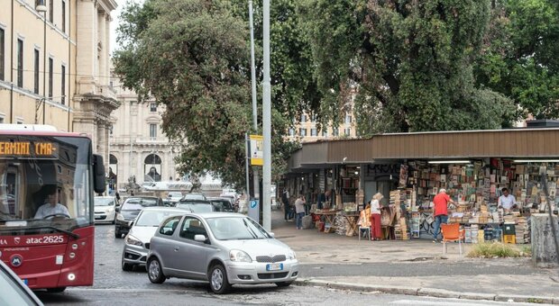 Tram a piazza Esedra «un disastro per gli affari». I proprietari dei negozi su via Einaudi contro la linea di via Nazionale