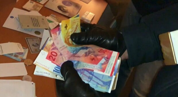 Vive con la pensione sociale, bloccata con 7mila euro di banconote false