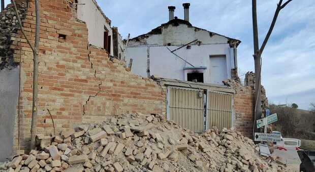Crolla casa disabitata nella notte, mattoni e calcinacci sulla strada: chiusa la strada provinciale 80 a Monte San Giusto