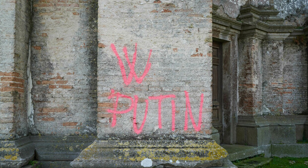 Vandali a Susegana. Scritte choc sui muri della chiesa: «Viva Putin, gli italiani con te». E' caccia all'autore