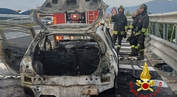 L'auto incendiata ad Angri