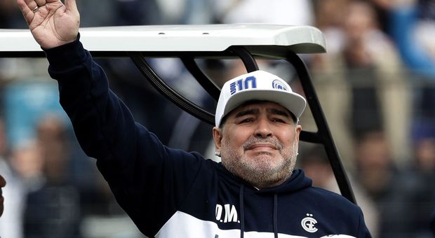 Maradona, in delirio a La Plata cantano «Oh mamma mamma»