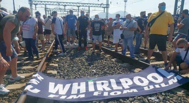 Whirlpool, blitz dei lavoratori in stazione a Napoli: bloccati i treni in partenza e in arrivo
