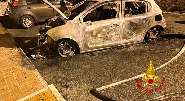 Auto in fiamme a Mugnano del Cardinale