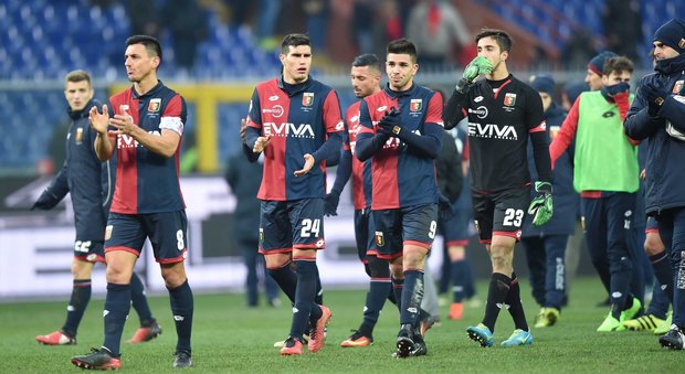 Genoa, i tifosi bloccano il pullman della squadra. Tre agenti contusi