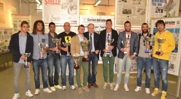I vincitori del trofeo Corriere Adriatico con il direttore Paolo Traini