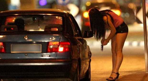 Salerno, blitz anti-prostituzione: daspo alle squillo, clienti multati
