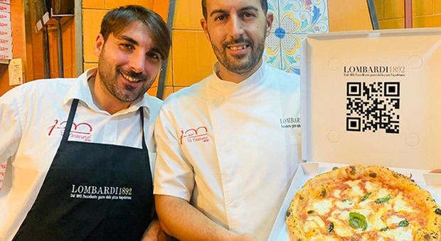 Enrico e Carlo Alberto Lombardi mostrano una pizza con il code - QR