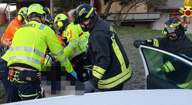 Incidente nel Padovano, tre auto si scontrano nella nebbia: morto 40enne, un ferito