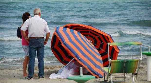 Muore in spiaggia: stava smontando l'ombrellone, si accascia e perde i sensi
