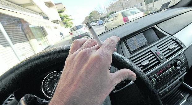 Fuma in auto con i nipotini Nonno stangato dalla polizia