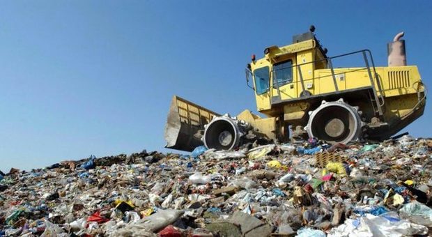 Traffico e gestione illecita di rifiuti, in cinque nei guai nel Salernitano