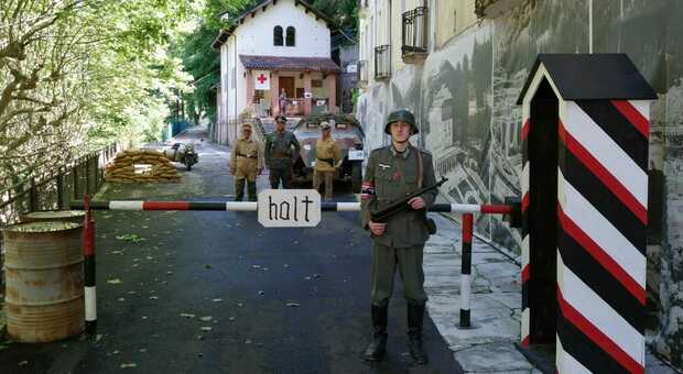Il "posto di blocco" all'entrata al sito espositivo, con figuranti in divisa nazista