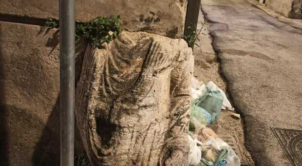 Il mistero del busto di un togato che «vive» con i rifiuti