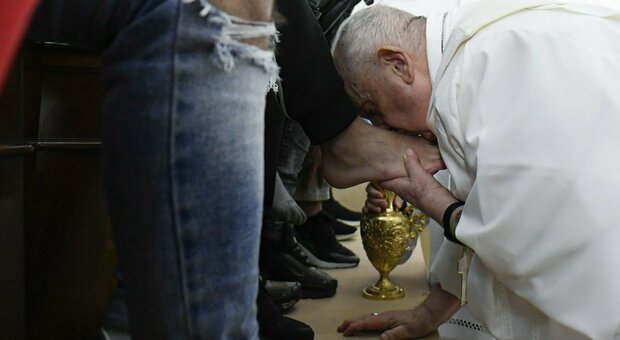 Papa Francesco lava i piedi a 12 detenuti del carcere minorile (di cui uno russo): Bergoglio regge al tour de force pasquale