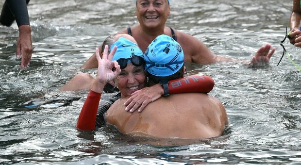 Novella Calligaris attraversa lo Stretto di Messina a nuoto a 68 anni, la campionessa olimpica: «Ci siamo divertiti»
