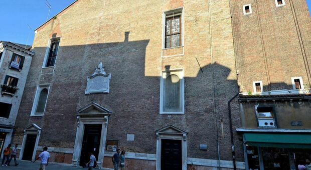 La chiesa dei Santi Apostoli a Venezia in una foto d'archivio