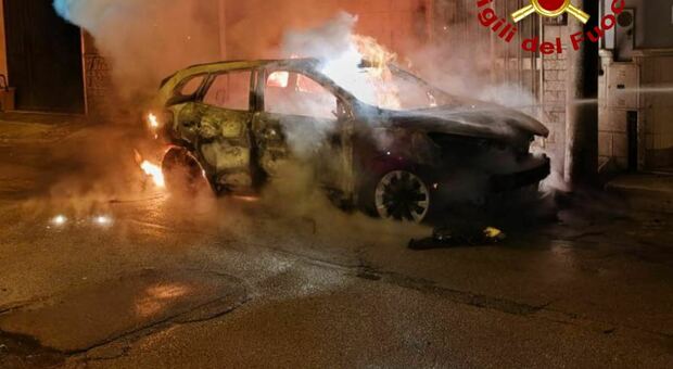 Salento, incendio auto nella notte: famiglia bloccata in casa