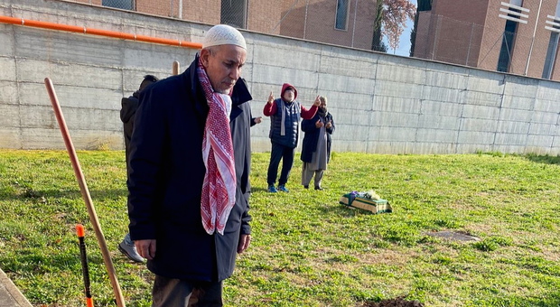 Al cimitero musulmano di Terni la prima sepoltura: «Passo per l'integrazione». Dietro il dramma di una mamma italiana