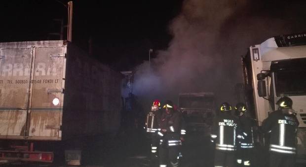 Maxi incendio all'Autotrasporti Carrera di Fondi: distrutti quattro camion