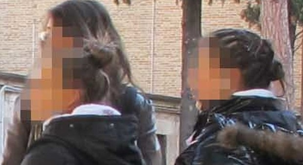 Ferrara, tre 16enni denunciate per bullismo: la vittima sotto cura per l'ansia provocata