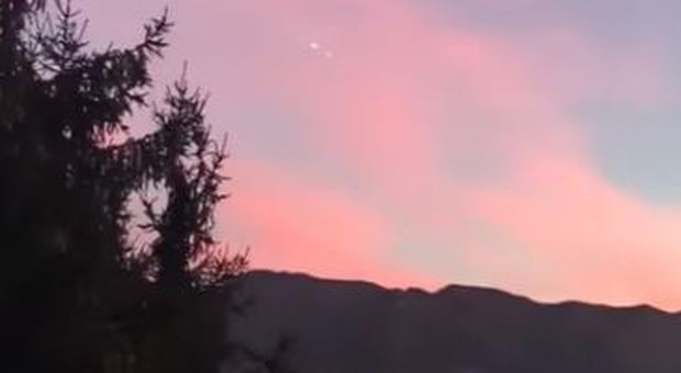 Meteorite infiamma i cieli d'Italia: raffica di avvistamenti al tramonto Video