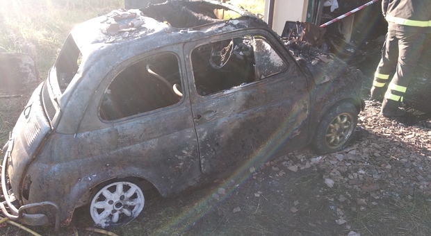 Incendio in un garage, auto distrutta e parte della casa inagibile
