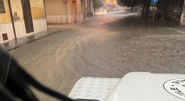 Tromba d'aria e strade allagate in Sicilia, famiglie bloccate e scuole chiuse