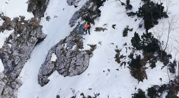 Scivola su neve ghiacciata e si ferma sul bordo di un salto di rocce, salvata escursionista 33enne