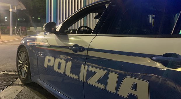 Perugia, follia in piazza Grimana: tenta di ammazzare a coltellate la fidanzata, caccia a uno spacciatore