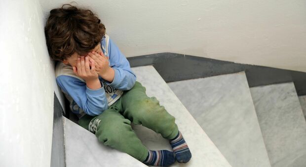 Abusi sessuali su pazienti minorenni, arrestato psicologo: «Molestie andate avanti per dieci anni»