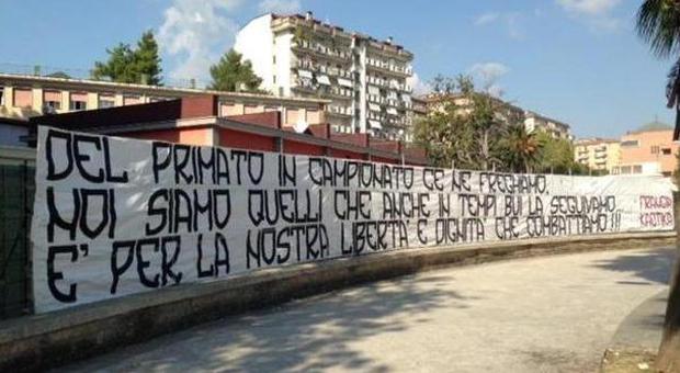 Protesta contro la tessera del tifoso, gli striscioni degli ultrà invadono Salerno