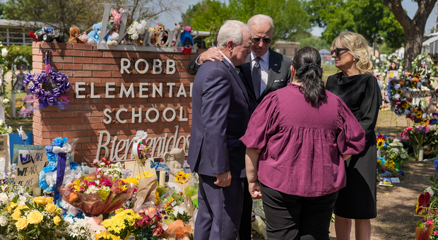 Strage di bambini in Texas, Biden piange l’America che uccide se stessa: «Abbiamo fallito tutti»
