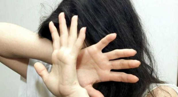 Respinto da due ragazze alla sala Bingo, le prende a schiaffi: algerino arrestato per violenza sessuale