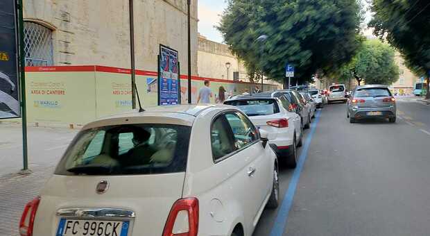 Lecce, in aumento le strisce blu: grattini di notte e nei festivi