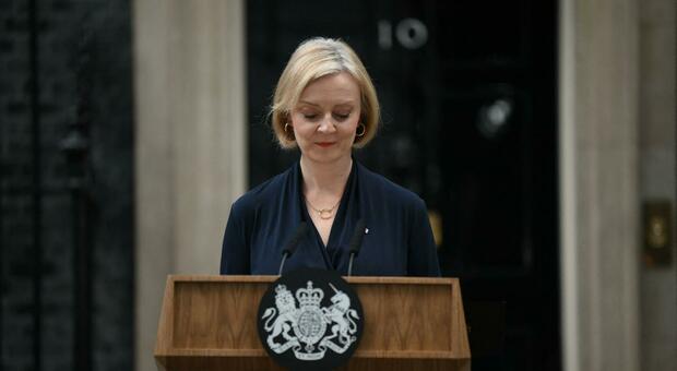 Gb, la premier Liz Truss si dimette dopo 44 giorni Times: Johnson potrebbe ricandidarsi leader Tory