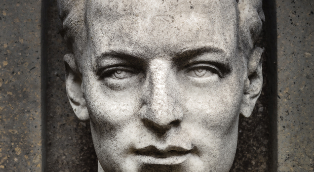 «Busto fascista»: scoppia il caso sulla mostra di Virgilio Milani