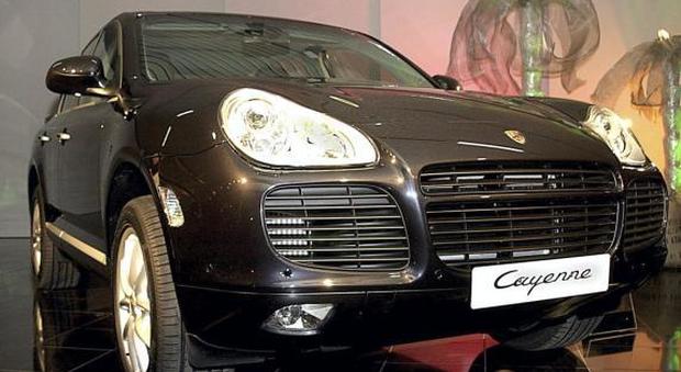 Frode fiscale, il giudice ordina il sequestro della Porsche Cayenne