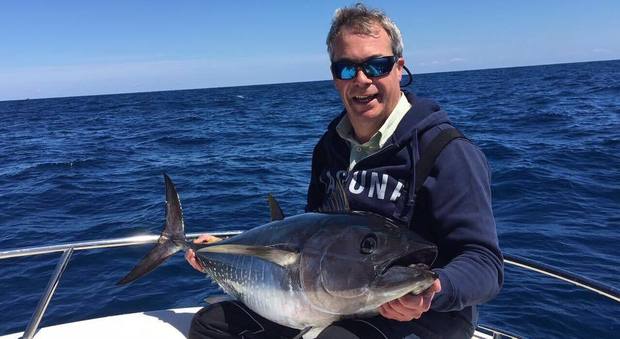 Farage pesca tonno rosso nell'Adriatico e se ne vanta su Facebook. Ma è vietato